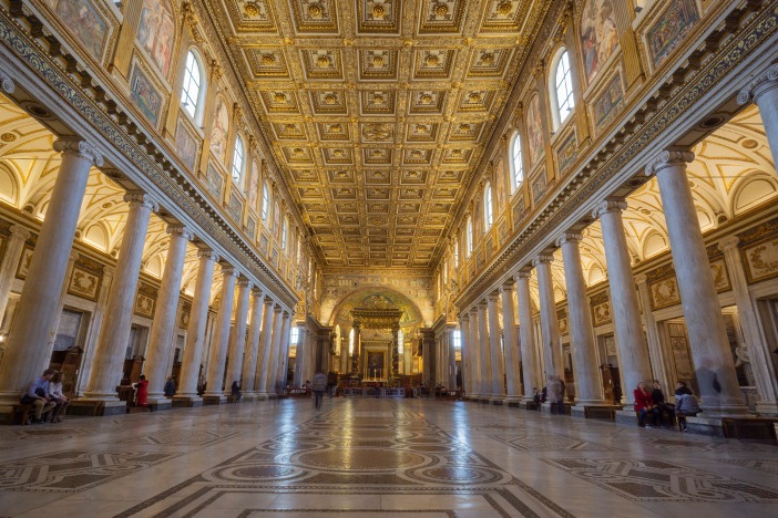 Basilika Santa Maria Maggiore (interior) © Massimo Salesi | Shutterstock 