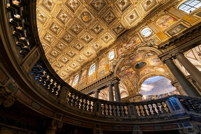 Basilika Santa Maria Maggiore, terlihat dari ruang bahwa tanah di bawah altar utama © j_rueda | Shutterstock 
