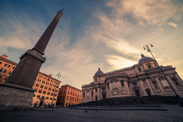 Basilika Santa Maria Maggiore (belakang) © krivinis | Shutterstock 