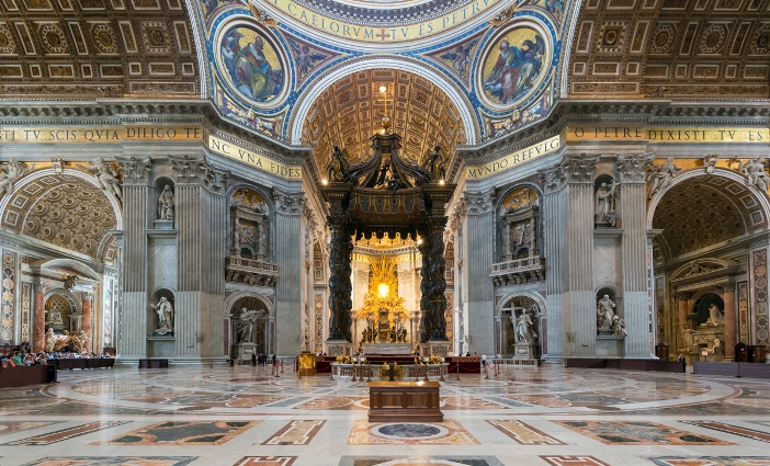Bagian dalam Basilika Santo Petrus. Di tengah adalah kanopi berbentuk kubah buatan Bernini yang terkenal, pahatan kanopi perunggu di atas altar utama. © Viacheslav Lopatin | Shutterstoc 