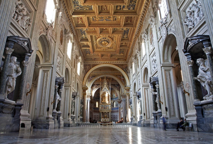Interior Basilika Santo Yohanes Lateran © Renata Sedmakova | Shutterstock 