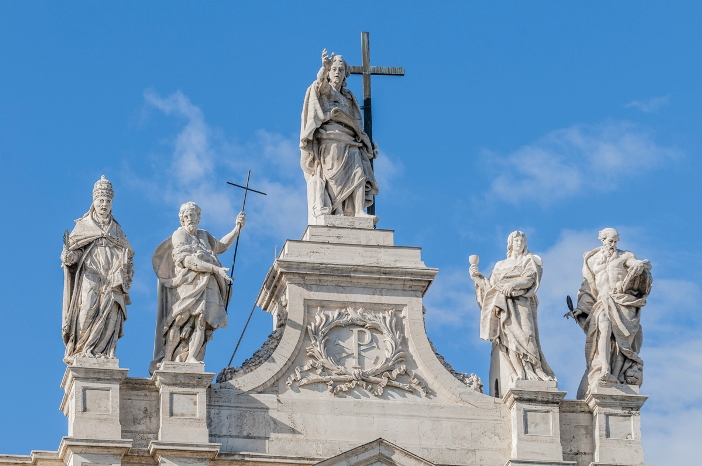 Di puncak Basilika Santo Yohanes Lateran, patung Kristus Sang Juruselamat didampingi oleh Santo Yohanes Pembaptis dan Santo Yohanes Penginjil. © Anibal Trejo | Shutterstock 