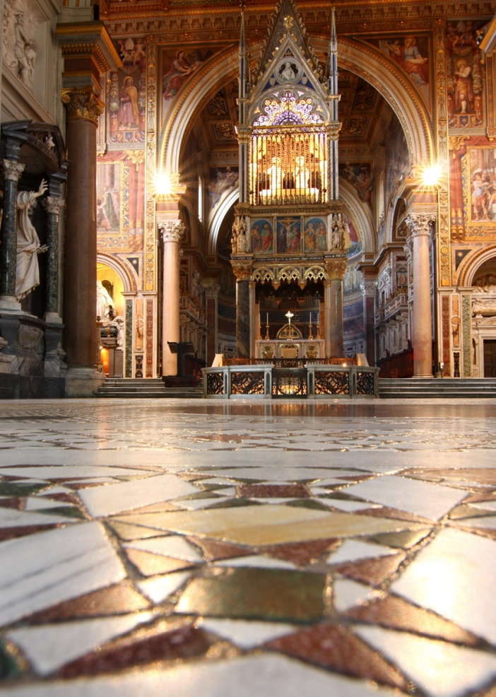 Basilika Santo Yohanes Lateran. Altar tinggi dan sibori. © By Mirec | Shutterstock 