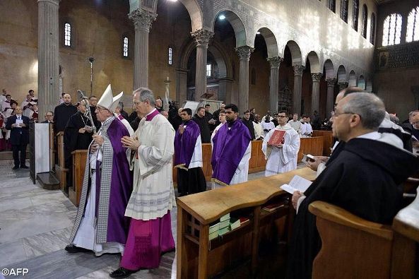 Paus Fransiskus kembali rayakan Rabu Abu 2017 di Basilika Santa Sabina setelah tahun sebelum tidak hadir. AFP  