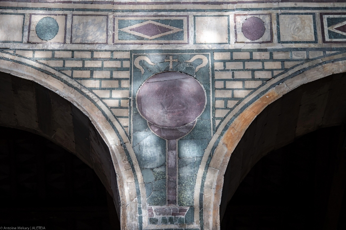 Basilika Santa Sabina (detail interior). Bagian atas dari tengah tengah pada satu titik ditutupi dengan mozaik. Saat ini, ruang antara lengkungan dihiasi dengan emblem dalam "opus sectile" (potongan marmer sebagai dekorasi). © Antoine Mekary | ALETEIA 