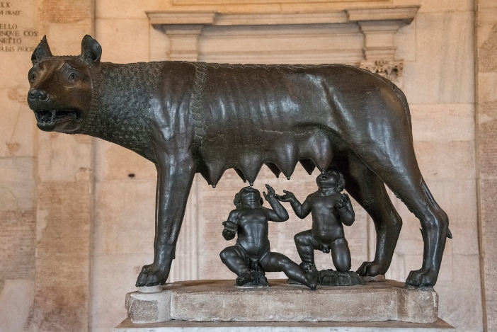 Serigala Capitoline, yang menyusui Romulus dan Remus, simbol Roma. © Oleg Senkov | Shutterstock 