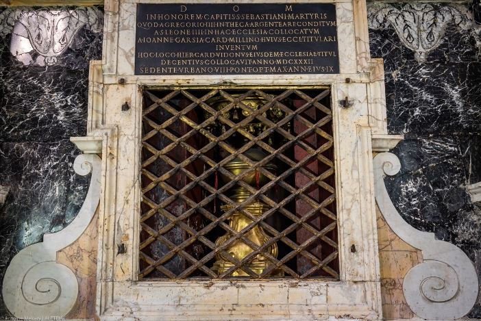 Basilika Santi Quattro Coronati. Altar Santo Sebastianus berisi pecahan tengkorak martir. © Antoine Mekary | ALETEIA 