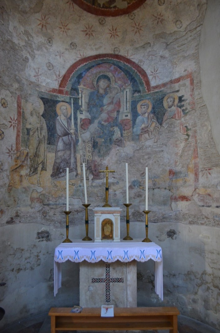 Basilika Santa Balbina. Di sudut ketiga di sebelah kiri, ada lukisan dinding dari Perawan Maria abad ke-14 di atas singgasana yang diapit oleh empat rasul. © Mario De Matteis - blog "I Viaggi di Raffaella" 