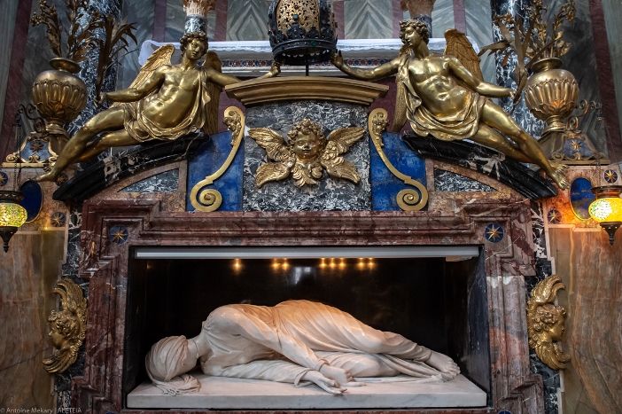 Basilika Santa Cecilia di Trastevere. Patung terkenal martir Santa Cecilia yang dibaut oleh Maderno. Dia digambarkan dalam posisi saat ditemukan ketika kuburannya dibuka tahun 1599. © Antoine Mekary | ALETEIA 