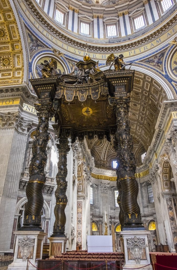 Basilika Santo Petrus. Baldachin karya Bernini. © Chiyacat | Shutterstock 