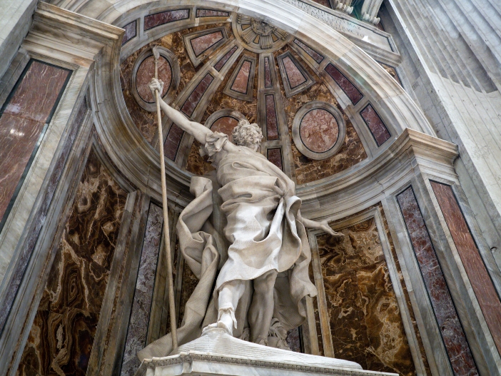 Basilika Santo Petrus. Patung Santo Longinus. Di dalam tiang itu disimpan apa yang dianggap sebagai tombak yang digunakannya untuk menusuk lambung Yesus. © silverfox999 | Shutterstock 
