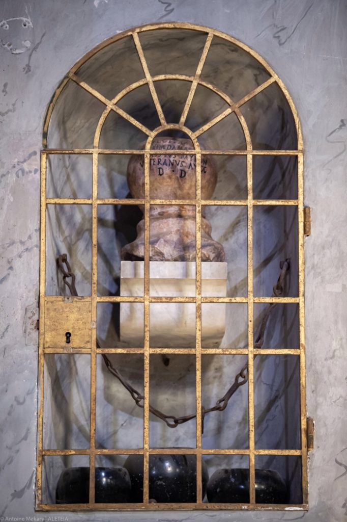 Basilika Santa Maria di Trastevere: ceruk berisi beberapa instrumen penyiksaan. Menurut tradisi, salah satu batu ini diikat di leher Paus Callixtus untuk menenggelamkannya di dalam sumur. © Antoine Mekary | ALETEIA 