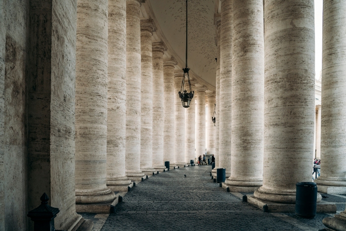 Lapangan Santo Petrus, pemandangan interior tiang-tiang yang dirancang oleh Bernini. © DedMityay | Shutterstock 