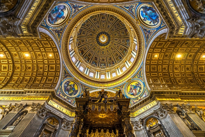 Basilika Santo Petrus (tampilan interior cungkup). Basilika tingginya sekitar 45 meter, tetapi dengan kubahnya mencapai 133 meter. © Luciano Mortula - LGM | Shutterstock 