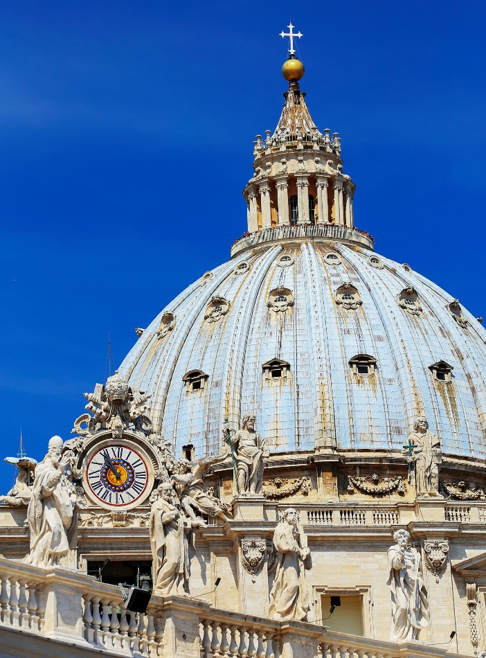 Basilika Santo Petrus. Cungkup, dirancang oleh Michelangelo, adalah salah satu yang terbesar di dunia, dengan diameter bagian dalam sekitar 42 meter. Beratnya sekitar 14.000 metrik ton. © Mikadun | Shutterstock 