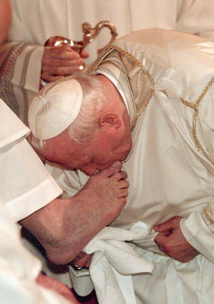Santo Yohanes Lateran. Ritus pembasuhan kaki dalam Misa Perjamuan Tuhan yang dipimpin oleh Yohanes Paulus II (1998). © Foto oleh GERARD JULIEN / AFP 