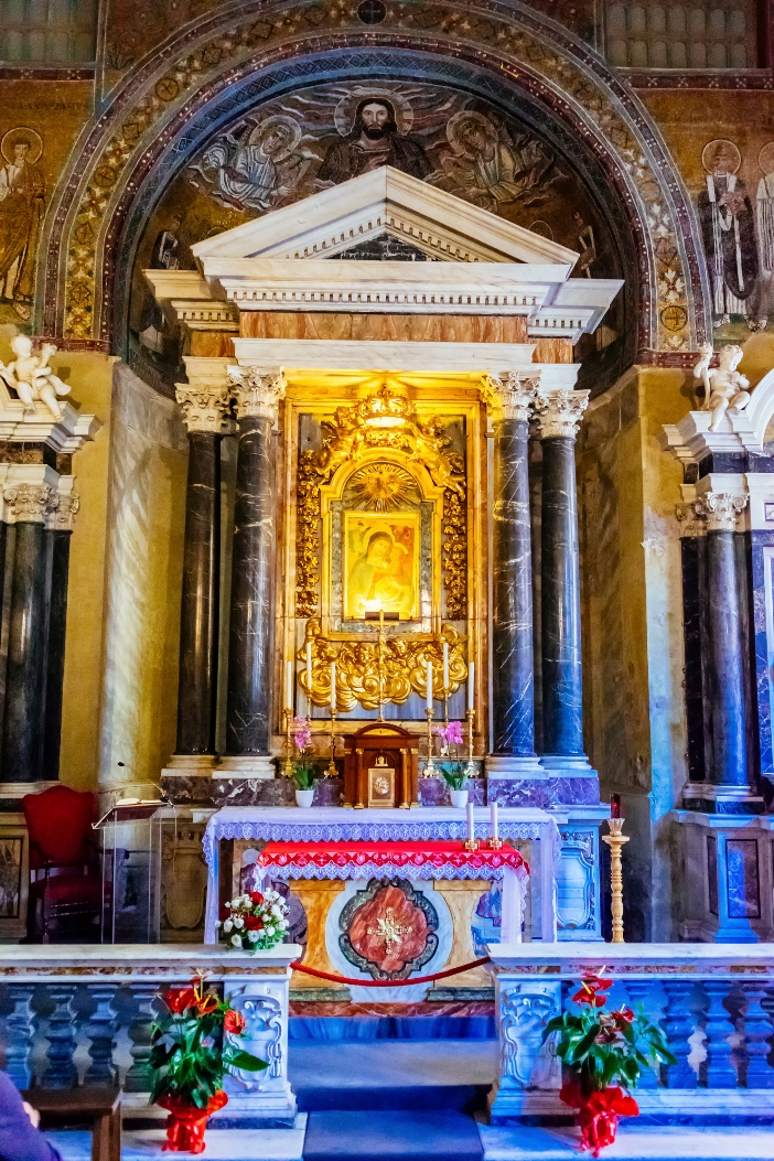 Tempat Pembaptisan Santo Yohanes Lateran. Di kapel Santo Venantius, “Our Lady of the Fountain” dihormati. Ikonnya berasal dari abad ke-13. © nomadFra | Shutterstock 