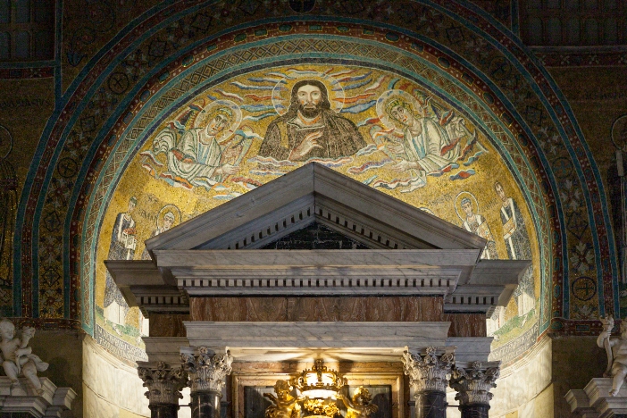 Tempat Pembaptisan Santo Yohanes Lateran. Detail mosaik apsidal kapel Santo Venantius. © Dima Moroz | Shutterstock 