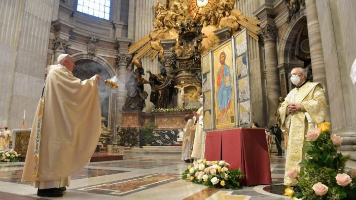 Misa Pasakah dirayakan Paus Fransiskus di Basilika Santo Petrus (Vatican Media)   