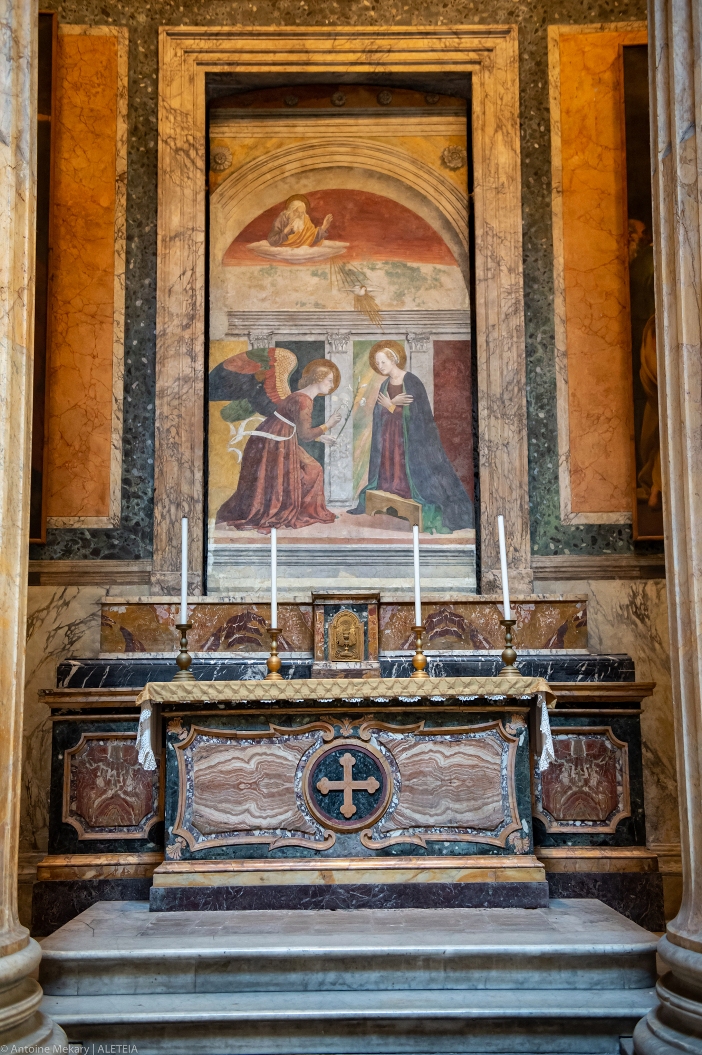 Basilika Maria Ratu Para Martir. Di kapel samping, sebuah lukisan dinding Maria Menerima Kabar Sukacita, dikaitkan dengan sekolah Melozzo da Forlì. © Antoine Mekary | ALETEIA 