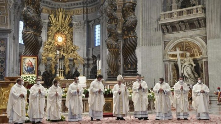 Paus Tahbiskan 9 imam 5