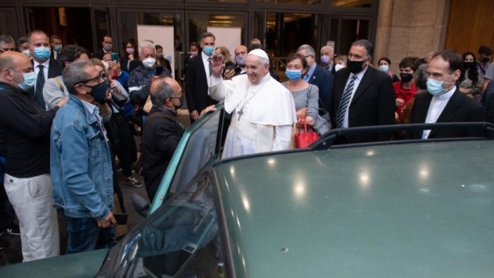  Paus bertemu orang-orang yang mengambil bagian dalam pemutaran film dokumenter "Francesco" (Vatican Media) 