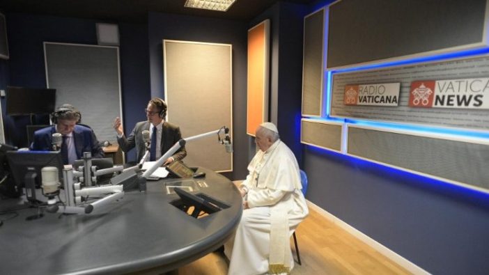 Paus Fransiskus dalam studio rekaman Radio Vaticana Italia