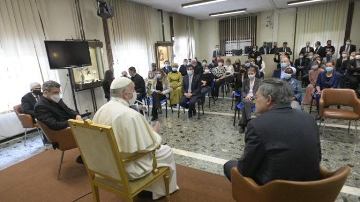 Paus Fransiskus di Sala Marconi