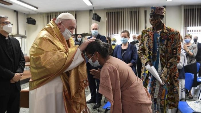 Paus Fransiskus mengunjungi Dikasteri untuk Komunikasi (Vatican Media)