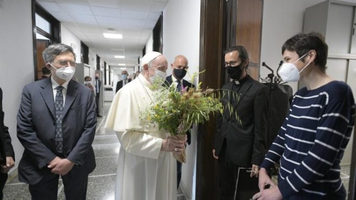 Paus Fransiskus mengunjungi Palazzo Pio
