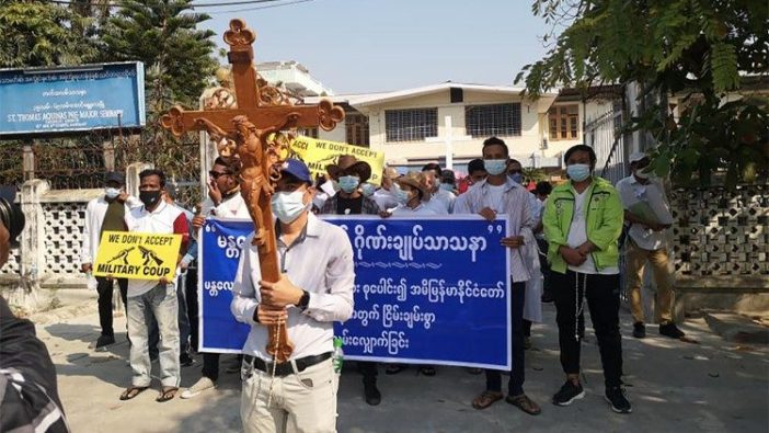 Umat ​​Katolik Myanmar  berpartisipasi dalam protes damai, 22 Februari 2021.
