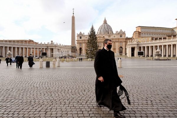 Seorang imam berjalan di alun-alun Santo Petrus di Vatikan pada 25 Desember 2020, ketika paus menyampaikan berkat Urbi et Orbi yang disiarkan langsung di dalam aula Pemberkatan Vatikan di tengah pandemi COVID-19.(www.licas.news)