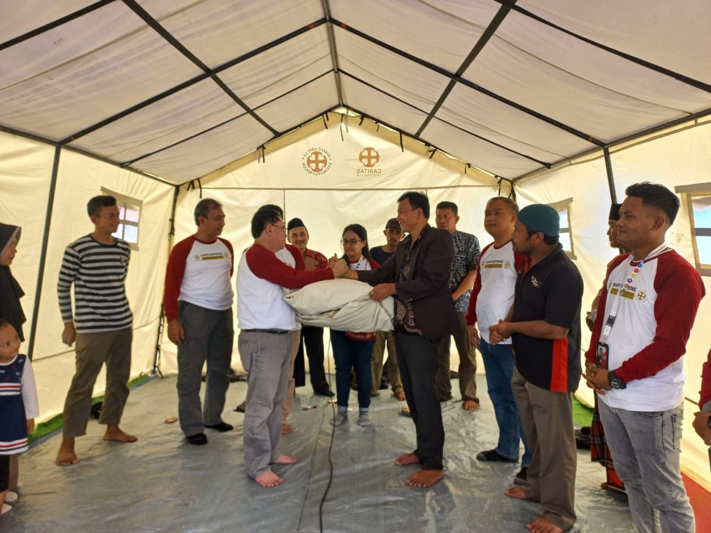 Serah terima sumur bor dan bantuan lain bagi penyintas gempa di Cianjur, Jawa Barat dari Caritas Indonesia. Caritas Indonesia