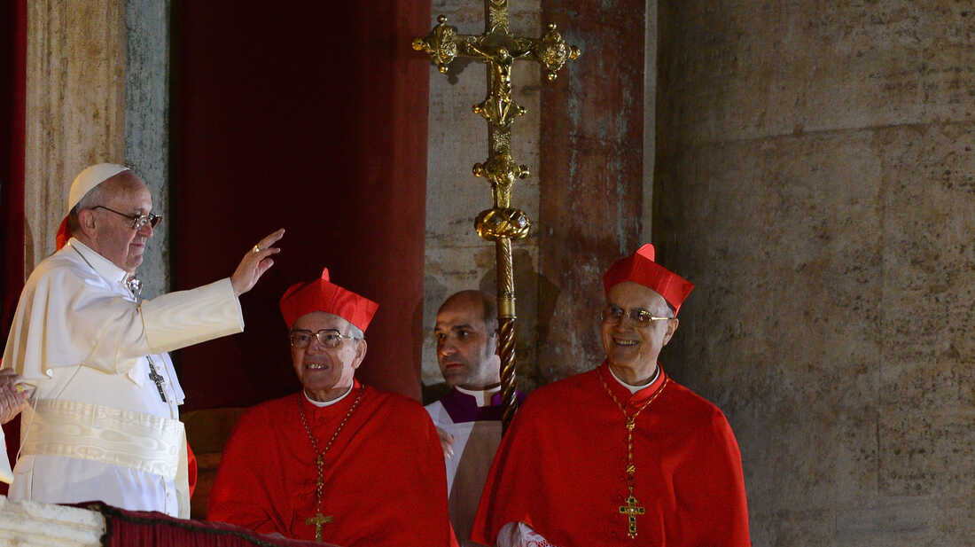 Paus Fransiskus saat pertama kali muncul di Basilika St Petrus Vatikan sesaat setelah terpilih menjadi Paus. Vatican News