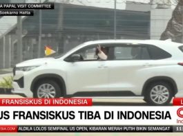 Paus Fransiskus duduk di depan bersama sopir selama perjalanan dengan mobil Inova dari bandara Soekarno Hatta Jakarta ke kedutaan Besar Vatikan. IST