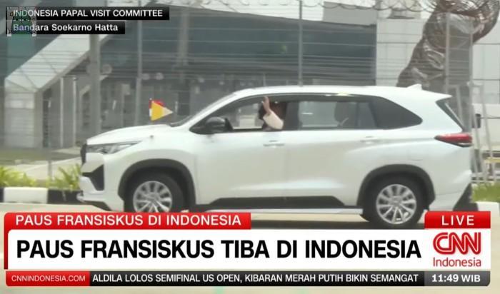 Paus Fransiskus duduk di depan bersama sopir selama perjalanan dengan mobil Inova dari bandara Soekarno Hatta Jakarta ke kedutaan Besar Vatikan. IST