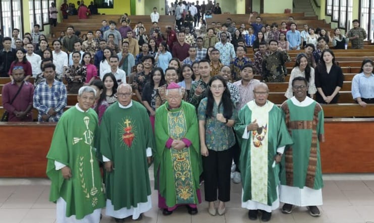 Uskup Agung Merauke Mgr. Petrus C. Mandagi MSC bersama para imam Ketua Presidium PMKRI, Tri Urada dan peserta Misa Pembuka Kongres PMKRI Nasional di Katedral Merauke. Dok Hidup