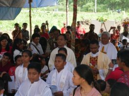 Uskup Manokwari-Sorong Mgr Hilarion Datus Lega memimpin perayaan ekaristi peresmian Gereja Katolik Stasi Santa Clara Werianggi, Distrik Nikwar, Teluk Wondama, Minggu 11 Agustus 2024