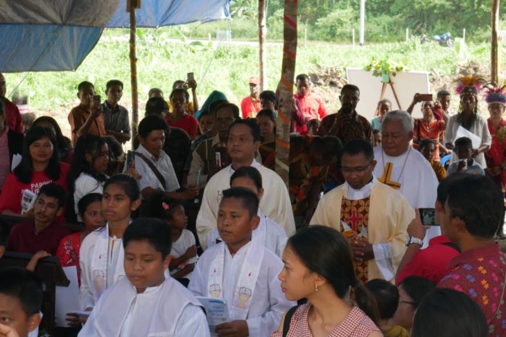 Uskup Manokwari-Sorong Mgr Hilarion Datus Lega memimpin perayaan ekaristi peresmian Gereja Katolik Stasi Santa Clara Werianggi, Distrik Nikwar, Teluk Wondama, Minggu 11 Agustus 2024