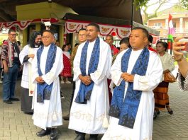 Tiga imam baru Kongregasi Hati Kudus Maria dan Yesus yang ditahbiskan di Gereja St Odilia Citra Raya Tangerang. Hidup