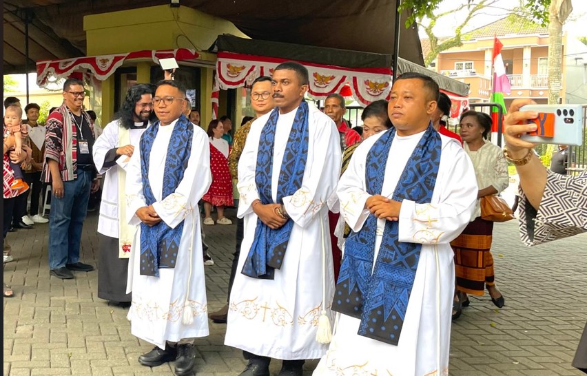 Tiga imam baru Kongregasi Hati Kudus Maria dan Yesus yang ditahbiskan di Gereja St Odilia Citra Raya Tangerang. Hidup