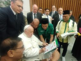 Paus Fransiskus saat menandatangani Deklarasi Jakarta-Vatikan di Paul VI Audience Hall, Vatikan, Rabu 21 Agustus 2024. GP Ansor