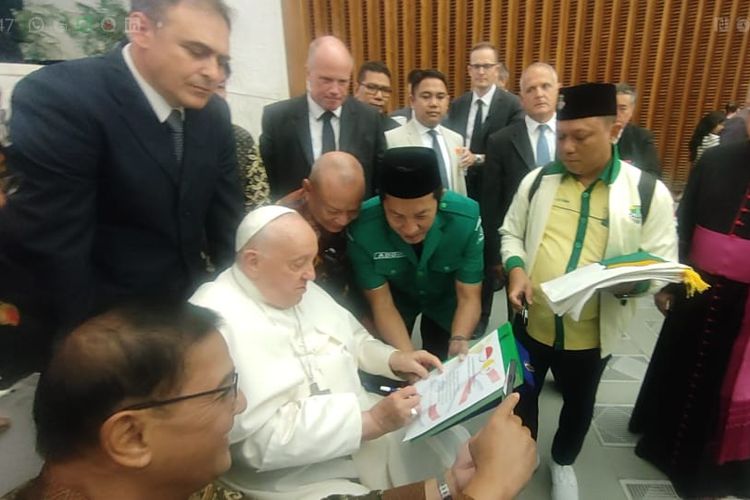 Paus Fransiskus saat menandatangani Deklarasi Jakarta-Vatikan di Paul VI Audience Hall, Vatikan, Rabu 21 Agustus 2024. GP Ansor