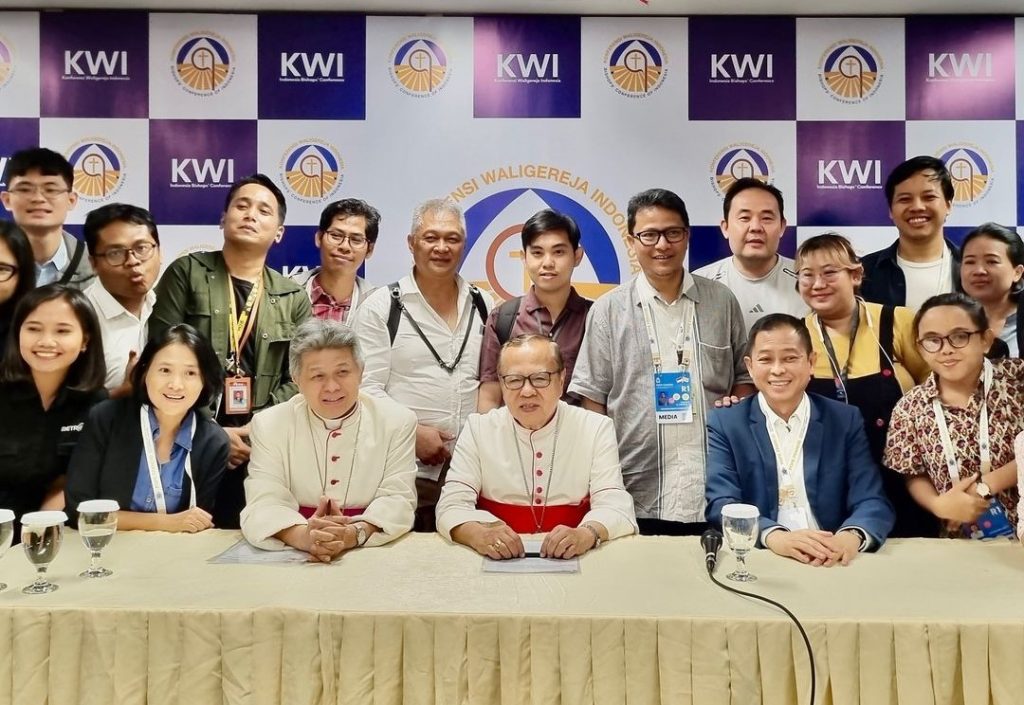 Mgr. Anton, Kardinal Suharyo, dan Ignatius Jonan bersama para wartawan dalam Konferensi Pers Kunjungan Paus Fransiskus ke Indonesia. Ignatius Jonan