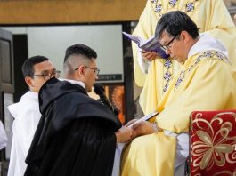 Bruder Andreas Priyanto OP saat mengikrarkan Kaul Kekal di hadapan Provinsial Dominikan Filipina Pastor Filemon I. Dela Cruz Jr., OP. Dok. OPph