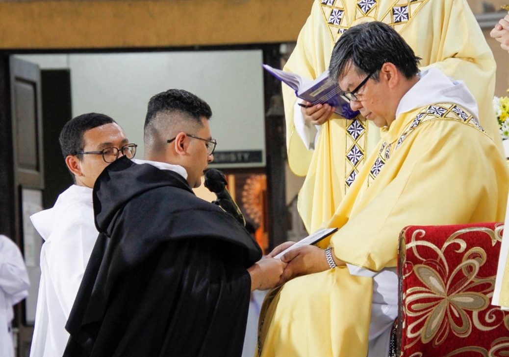 Bruder Andreas Priyanto OP saat mengikrarkan Kaul Kekal di hadapan Provinsial Dominikan Filipina Pastor Filemon I. Dela Cruz Jr., OP. Dok. OPph