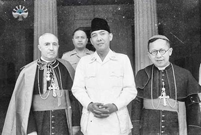 Kebersamaan Mgr Albertus Soegijapranata SJ dan Presiden Soekarno