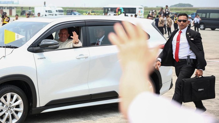 Paus Fransiskus duduk di kursi depan bersama supir di dalam Mobil Innova yang membawanya dari Bandara Soekarno Hatta ke Nunsiatura, Detik