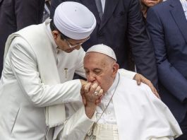 Momen keakraban Paus Fransiskus dengan Imam Besar Masjid Istiqlal. Panitia Kunjungan Paus