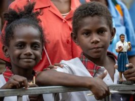 Dua anak, salah satunya memegang patung Beato Petrus yang sambil menunggu kunjungan Paus Fransiskus di Sekolah Menengah Teknik Caritas di Port Moresby, Papua Nugini, 7 September 2024. CNA